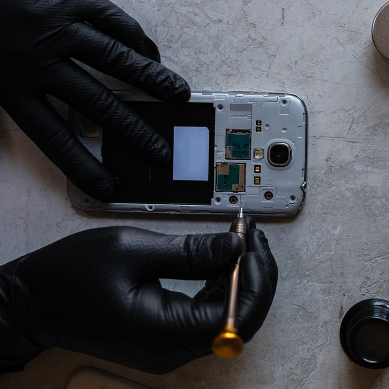 photo d'un téléphone en réparation